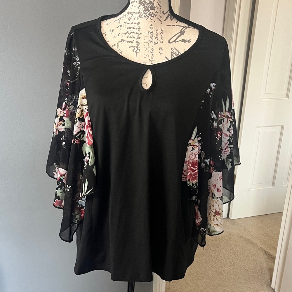 SHEIN 2XL Floral Sleeve Black Top, Like New, Flattering!